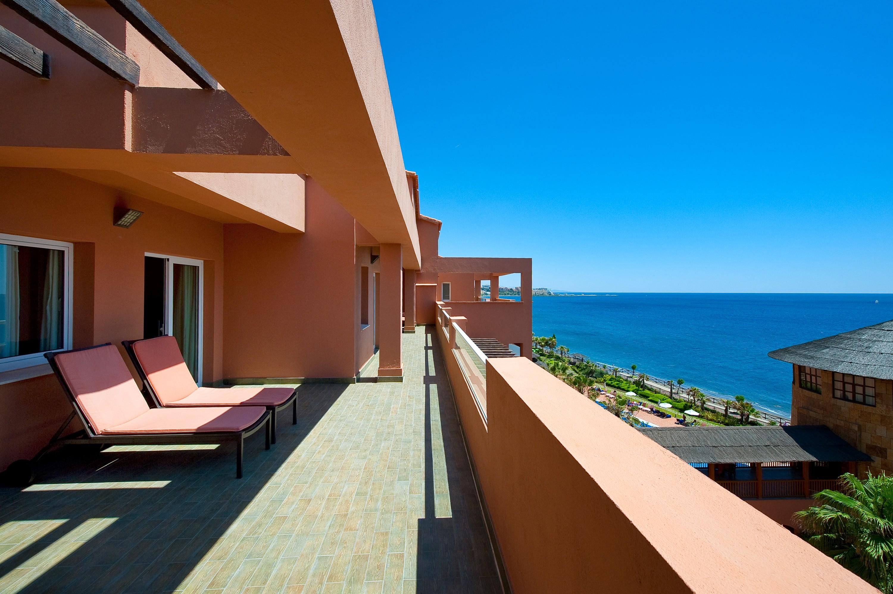 Elba Estepona Gran Hotel & Thalasso Spa Bagian luar foto Balcony of a hotel room