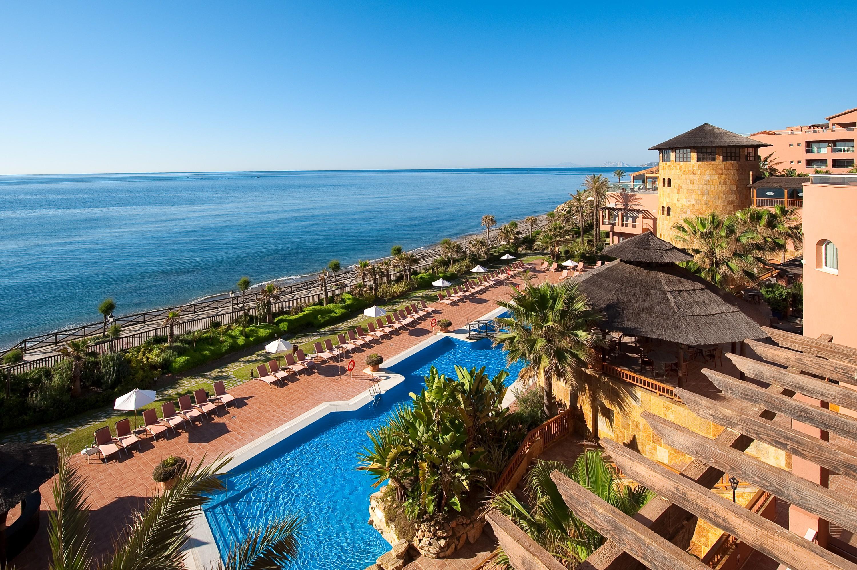 Elba Estepona Gran Hotel & Thalasso Spa Bagian luar foto The resort's swimming pool