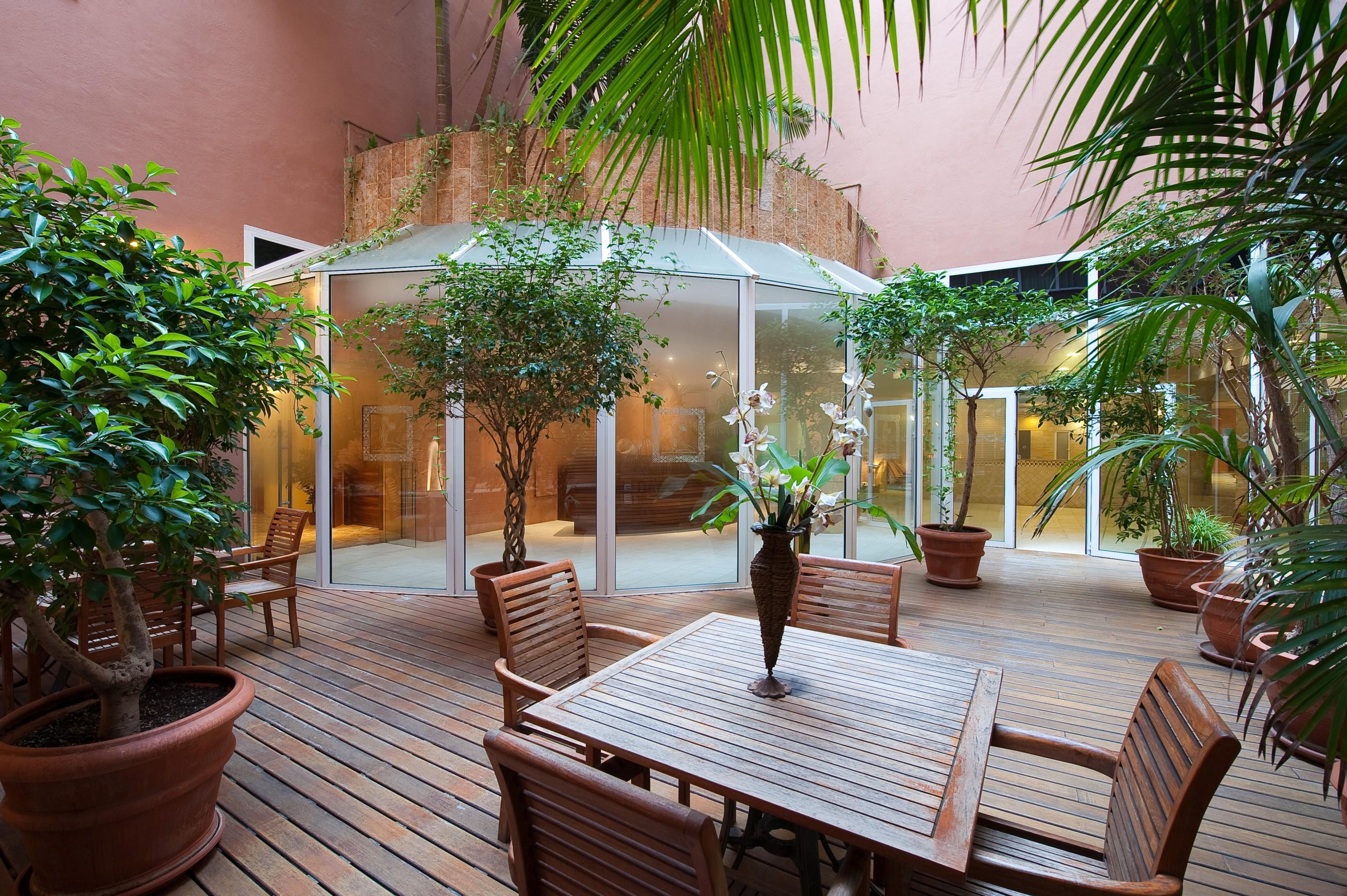 Elba Estepona Gran Hotel & Thalasso Spa Bagian luar foto The hotel's courtyard