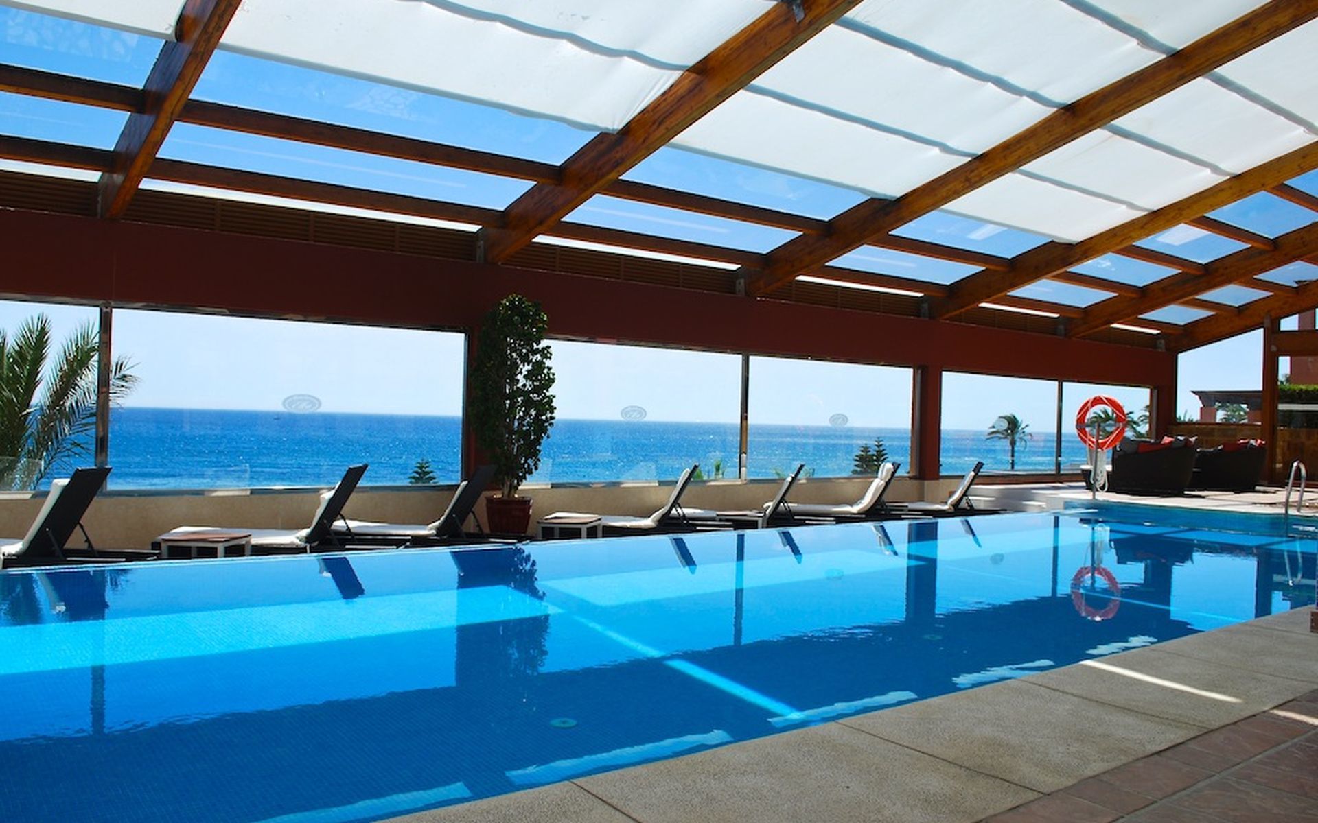 Elba Estepona Gran Hotel & Thalasso Spa Bagian luar foto The pool at the hotel