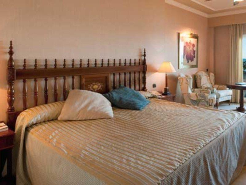 Elba Estepona Gran Hotel & Thalasso Spa Bagian luar foto A bedroom at the hotel