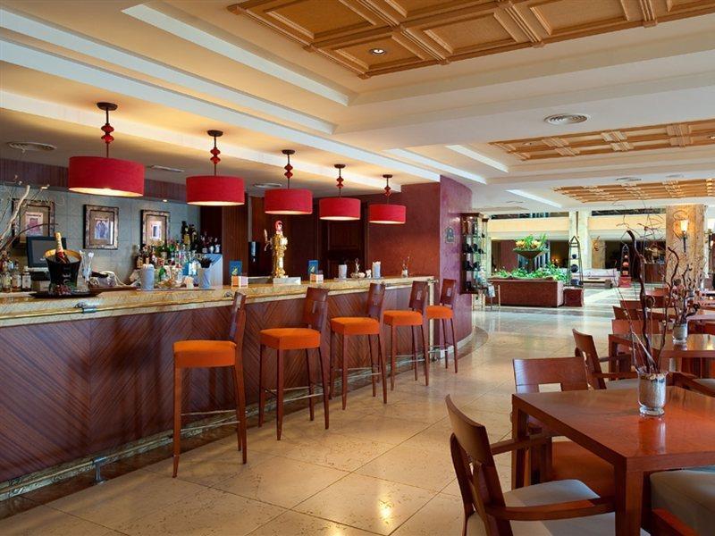 Elba Estepona Gran Hotel & Thalasso Spa Bagian luar foto The bar at the hotel