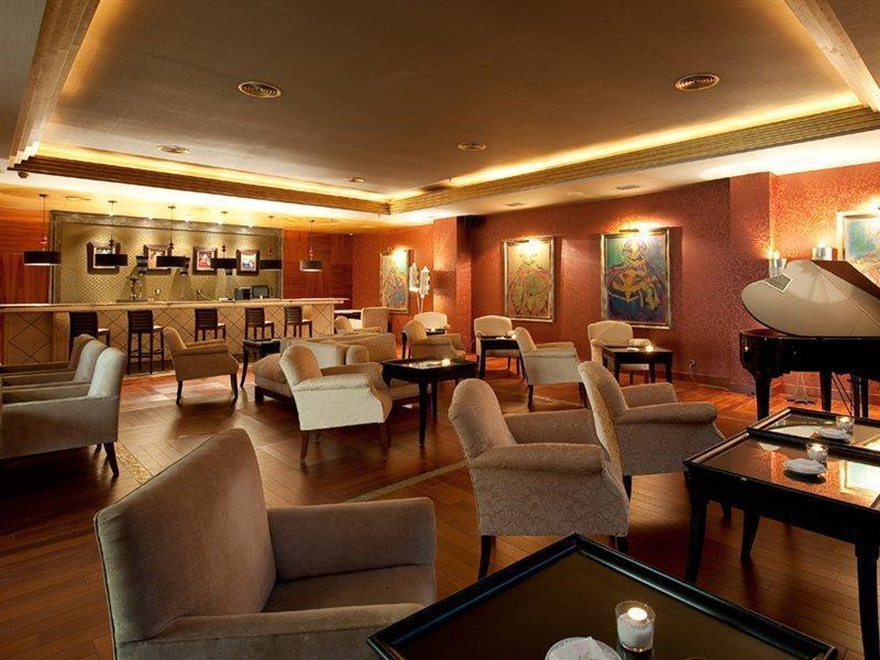 Elba Estepona Gran Hotel & Thalasso Spa Bagian luar foto The lounge at the airport