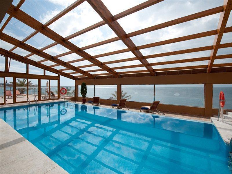 Elba Estepona Gran Hotel & Thalasso Spa Bagian luar foto The pool at the hotel