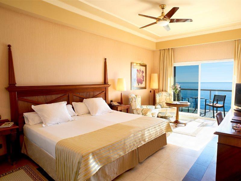 Elba Estepona Gran Hotel & Thalasso Spa Bagian luar foto A room at the hotel