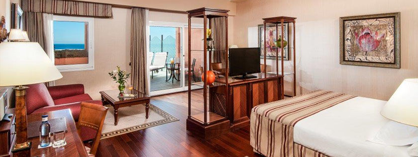 Elba Estepona Gran Hotel & Thalasso Spa Bagian luar foto A room at the hotel