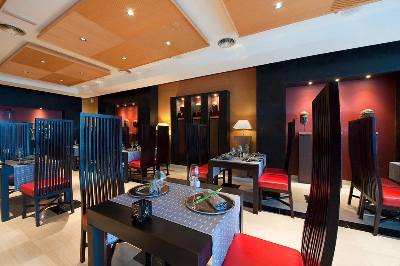 Elba Estepona Gran Hotel & Thalasso Spa Bagian luar foto The interior of the restaurant
