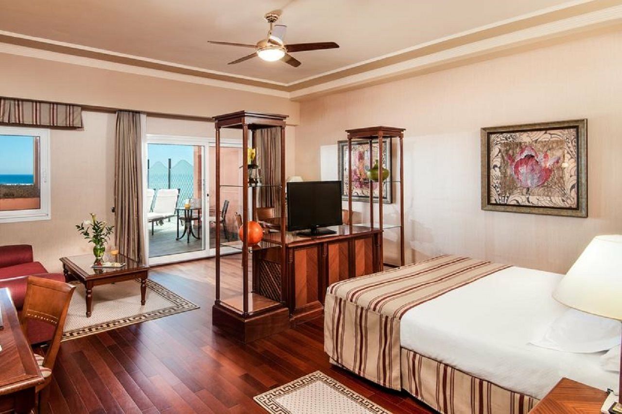 Elba Estepona Gran Hotel & Thalasso Spa Bagian luar foto Suite at the Hilton Athens